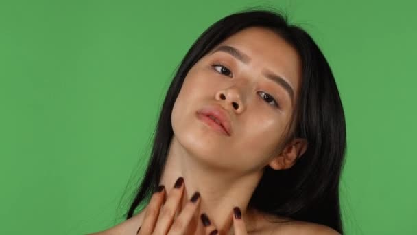 Muhteşem bir Asyalı kadın yüzünü sensually dokunmadan kadeh — Stok video