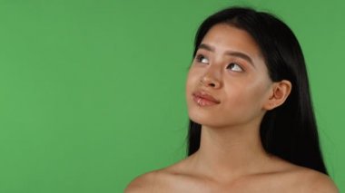 Güzel Asyalı kadın uzak sersem chromakey arka plan üzerinde seyir