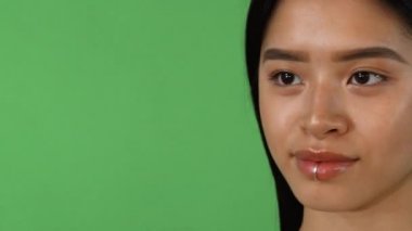 Muhteşem seksi Asyalı kadın kameraya gülümseyen fotoğrafını kayar