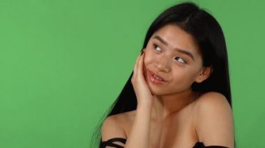 Çekici Asyalı Genç kadın sersem yeşil chromakey poz