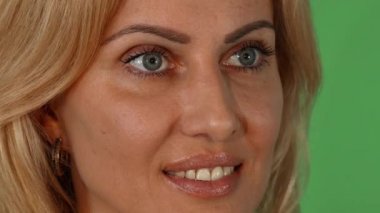 Kameraya gülümseyen muhteşem sarışın bir kadın portresi