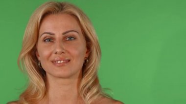 Çarpıcı güzel olgun kadın düşünceli arıyorum kameraya gülümseyen