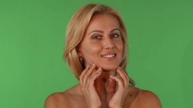 Güzel bir olgun kadının yüzünü sensually dokunmadan stüdyo portre