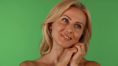 Atış sevinçle gülümseyen güzel olgun kadın