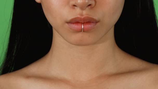 Estúdio Recortado Tiro Uma Mulher Bonita Com Lábios Rechonchudos Sensuais — Vídeo de Stock