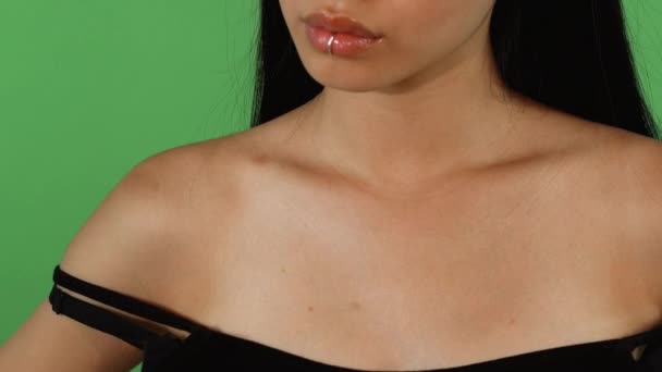 신중 하 게 멀리 보고 섹시 한 아름 다운 아시아 여자의 슬라이딩 — 비디오