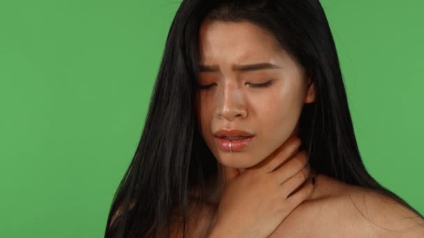 Schöne asiatische Frau fühlt sich krank und hustet auf grünen Chromakey — Stockvideo