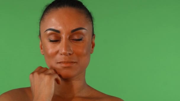 Hermosa mujer africana madura sonriendo a la cámara — Vídeos de Stock