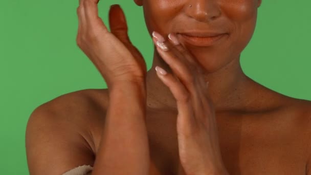 Retrato de una hermosa mujer africana tocándose la cara mientras sonríe — Vídeo de stock