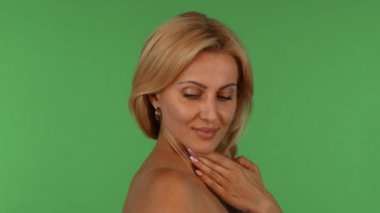 Seksi olgun güzel kadın seductively kameraya gülümseyen