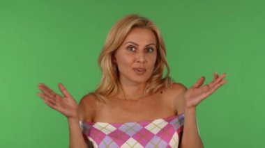 Güzel olgun kadın yeşil chromakey özgeçmişlerine sürpriz arıyor