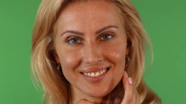 Sessizlik için soran kamera için gerçekten çarpıcı olgun kadın