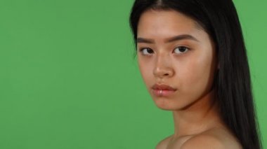 Chromakey üzerinde muhteşem Asya üzgün ya da kızgın kadın çığlığı