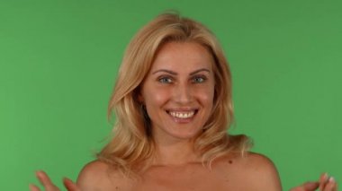 Farklı duygular gösterilen ifade Olgun kadın