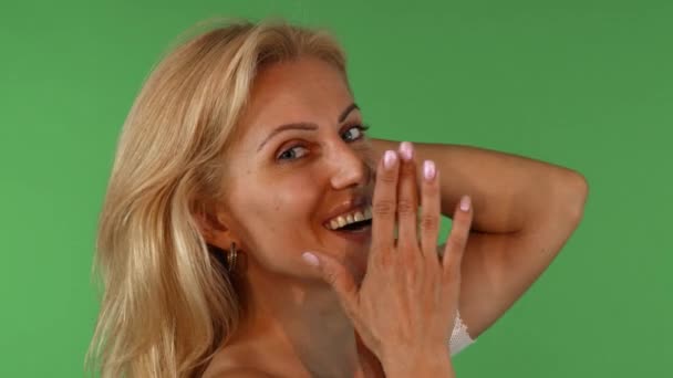 Maturo bella donna ridere per la fotocamera — Video Stock