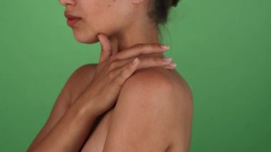 Genç kadın omzunu sensually dokunmadan