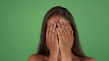 Stüdyo çekim muhteşem bir ifade kadının duygularını gösterilen