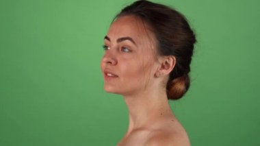 Sevinçle kameraya gülümseyen güzel genç kadın