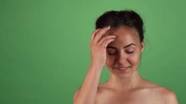 Şakacı yeşil chromakey poz güzel mutlu kadın