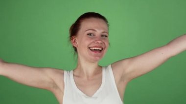 Kırmızı saçlı kadın gösteren başparmak yukarı gülümseyen heyecan