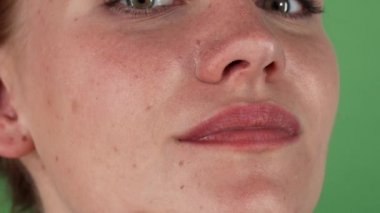 Sevinçle stüdyoda poz gülümseyen mutlu güzel kadın