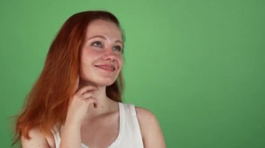 Rüya, uzağa bakıyor güzel kırmızı saçlı kadın