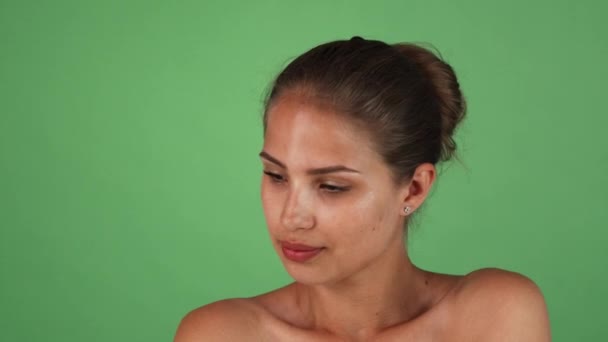 Pompás fiatal szexi nő pózol kecsesen stúdió — Stock videók