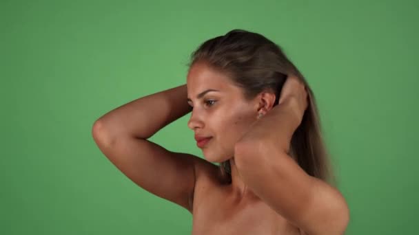 Σέξι νεαρή όμορφη γυναίκα που παίζει με μακρά υγιή μαλλιά — Αρχείο Βίντεο