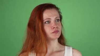 Yeşil chromakey kızgın kırmızı saçlı kadın