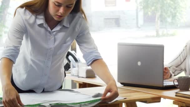 Equipo creativo de diseñadores de moda que trabajan juntos en la oficina — Vídeo de stock