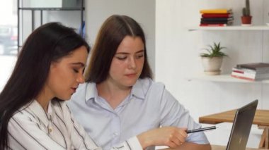 Bir dizüstü bilgisayarda birlikte çalışan iki kadın tasarımcılar