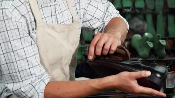 Chaussures en cuir de polissage Shoemaker avec un morceau de tissu doux — Video