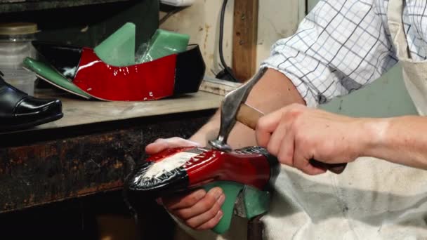 Zapatero profesional haciendo zapatos nuevos en su taller — Vídeos de Stock