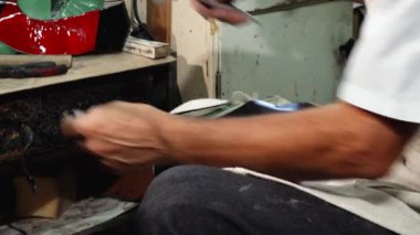 Yeni ayakkabılar yaparken çekiç kullanarak profesyonel Ayakkabıcılık