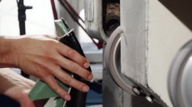 Onun atölyesinde taşlama makinesi kullanarak Ayakkabıcılık