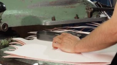 Ayakkabı yaparken iç taban kesme makinesi kullanarak ustası