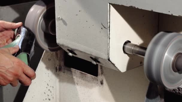 Glijdende schot van een schoenmaker op ambachtelijke grinder machine werkt — Stockvideo