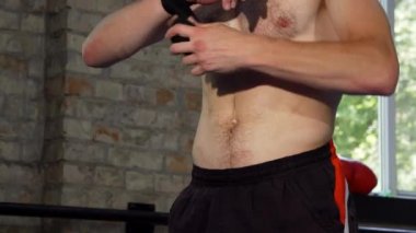 Bir erkek mma savaşçı mücadele önce onun eklemleri şeritleme kadeh
