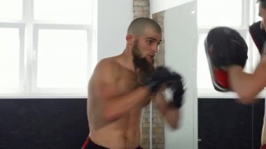 Spor kulübünde pratik profesyonel mma savaşçıları