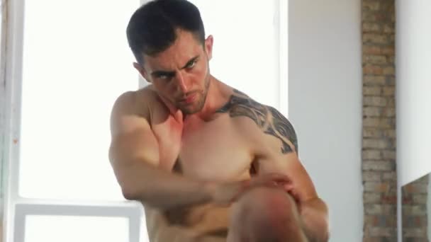 Красивий м'язистий боксер тіней у спортзалі — стокове відео