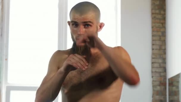 Barbudo profissional masculino kickboxer shadowboxing no estúdio de esportes — Vídeo de Stock