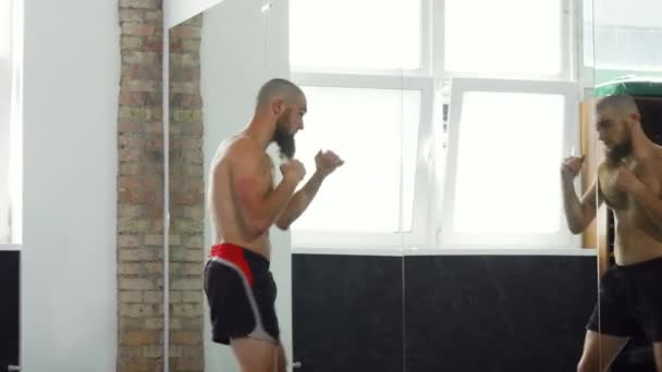 Vousatý muž mma bojovník cvičit v tělocvičně — Stock video