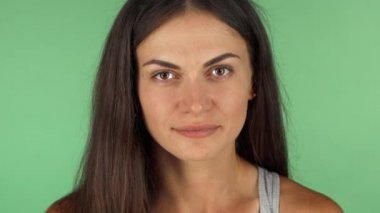 Chromakey yeşil zemin üzerine kırmızı çiçek kokulu genç güzel kadın