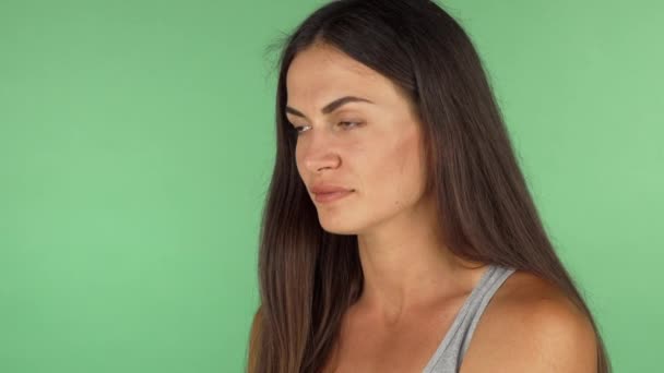 Taze temiz su içme muhteşem genç kadının — Stok video