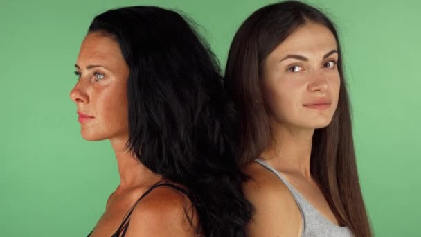 Dos hermosas mujeres sonriendo alegremente a la cámara — Vídeos de Stock