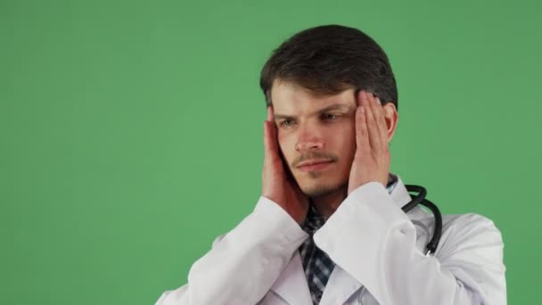 Joven médico que parece cansado después de un largo día de trabajo — Vídeos de Stock