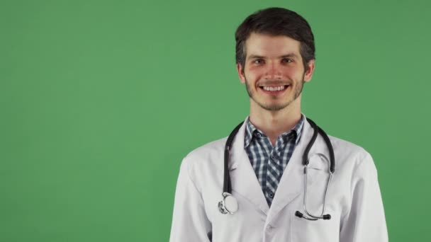 Zufriedener männlicher Arzt zeigt fröhlich lächelnd die Daumen nach oben — Stockvideo