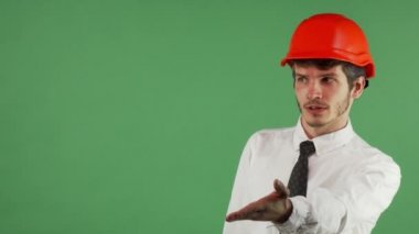 Chromakey birinde, bağıran kızgın erkek mühendis