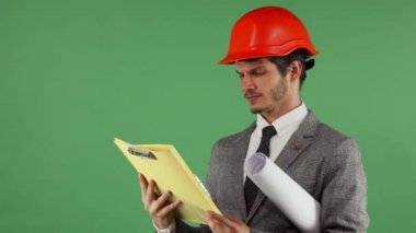 Sakallı erkek mühendis belgeleri okurken karışık arıyorsunuz