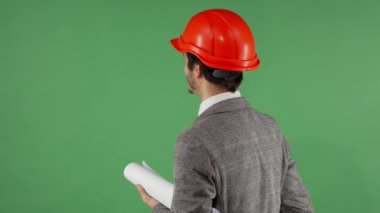 Şeffaf fütüristik ekranda çalışan bir erkek mühendisi dikiz atış